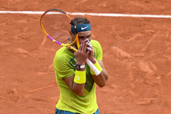 Rafael Nadal (Esp) en fin de match lors de la finale simple messieurs (jour 15) aux Internationaux de France de tennis de Roland Garros à Paris, France, le 5 juin 2022. Nadal gagne son 14ème Roland-Garros, 6-3, 6-3, 6-0, (22 titres du grand chelem). © Jean-Baptiste Autissier/Panoramic/Bestimage