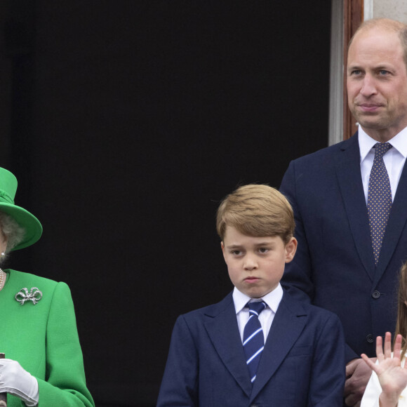 La reine Elisabeth II d'Angleterre, Le prince George de Cambridge, Le prince William, duc de Cambridge, La princesse Charlotte de Cambridge - Jubilé de platine de la reine Elisabeth II d'Angleterre à Bukingham Palace à Londres, le 5 juin 2022. 