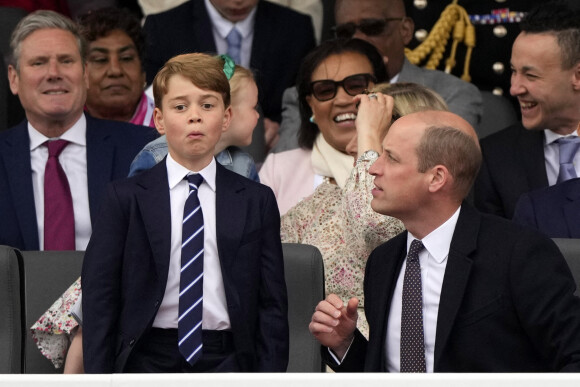 Le prince George et le prince William, duc de Cambridge - La famille royale d'Angleterre lors de la parade devant le palais de Buckingham, à l'occasion du jubilé de la reine d'Angleterre. Le 5 juin 2022 