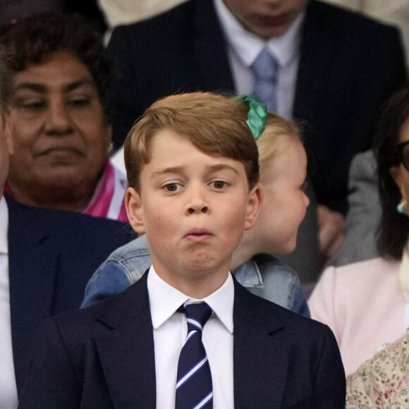 Le prince George et le prince William, duc de Cambridge - La famille royale d'Angleterre lors de la parade devant le palais de Buckingham, à l'occasion du jubilé de la reine d'Angleterre. Le 5 juin 2022 