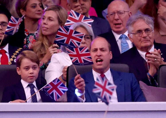 Le prince George de Cambridge et son père le prince William, duc de Cambridge - Concert du jubilé de platine de la reine devant le palais de Buckingham à Londres le 4 juin 2022. 