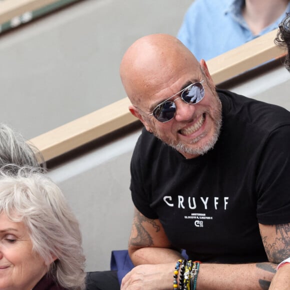 Pascal Obispo et David Gategno dans les tribunes lors des Internationaux de France de Tennis de Roland Garros. Paris, le 5 juin 2022. © Dominique Jacovides/Bestimage