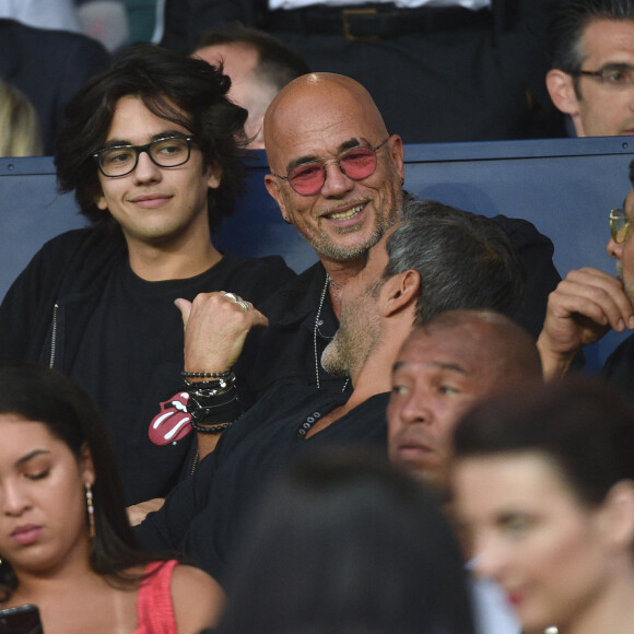 Pascal Obispo, son fils Sean au parc des Princes à Paris, le 25 août 2019. © Giancarlo Gorassini/Bestimage