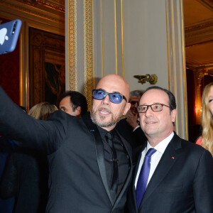 François Hollande, Pascal Obispo avec sa femme Julie Hantson et son fils Sean au Palais de l'Elysée à Paris, le 23 mars 2017. © Guirec Coadic/Bestimage