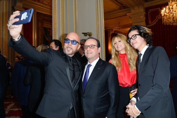 François Hollande, Pascal Obispo avec sa femme Julie Hantson et son fils Sean au Palais de l'Elysée à Paris, le 23 mars 2017. © Guirec Coadic/Bestimage