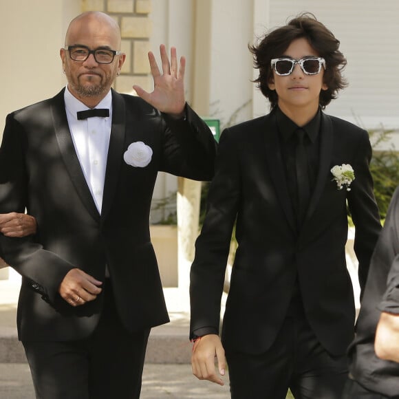 Pascal Obispo et son fils Sean et la mère de Pascal Obispo - Mariage civil et religieux de Pascal Obispo et Julie Hantson à la mairie et en l'église Notre-Dame-des-Flots au Cap-Ferret, le 19 septembre 2015.