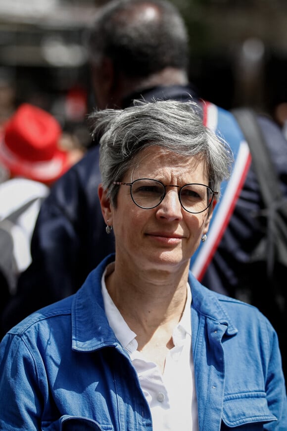 Sandrine Rousseau - Les soignants et les syndicats manifestent pour réclamer des hausses de salaires et d'effectifs devant le ministère de la Santé à Paris