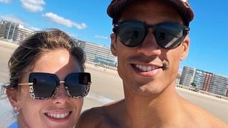 Raphaël Varane célèbre 7 ans de mariage avec la belle Camille Tytgat sur la plage du Touquet