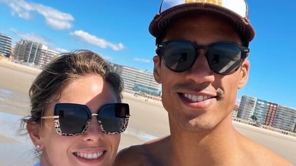 Raphaël Varane célèbre 7 ans de mariage avec la belle Camille Tytgat sur la plage du Touquet