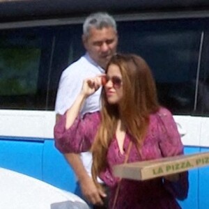 Shakira arrive à l'école de ses enfants avec une pizza le 10 juin 2022. Shakira et son compagnon Gerard Piqué ont annoncé leur séparation après 12 ans de vie commune et deux enfants.