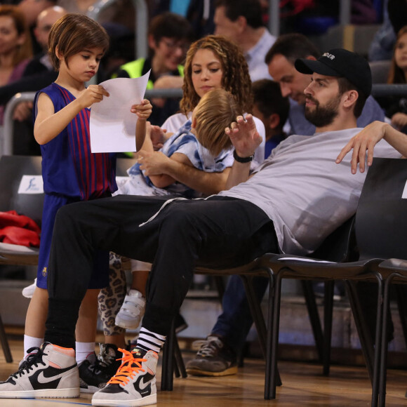 Shakira, son compagnon Gerard Piqué et leurs enfants Sasha, Milan dans les tribunes du match de basket entre le FC Barcelone et San Pablo Burgos à Barcelone le 10 mars 2019. 