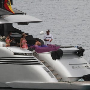 Lionel Messi, sa femme Antonela et leurs enfants se détendent sur un yacht avec Cesc Fabregas, sa femme Daniella et leurs enfants à Ibiza le 21 juin 2022.