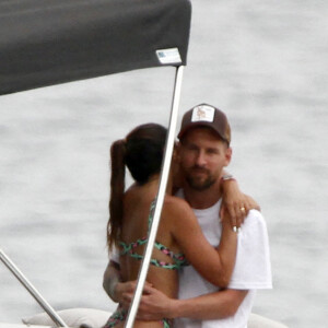 Lionel Messi, sa femme Antonela et leurs enfants se détendent sur un yacht avec Cesc Fabregas, sa femme Daniella et leurs enfants à Ibiza le 21 juin 2022.