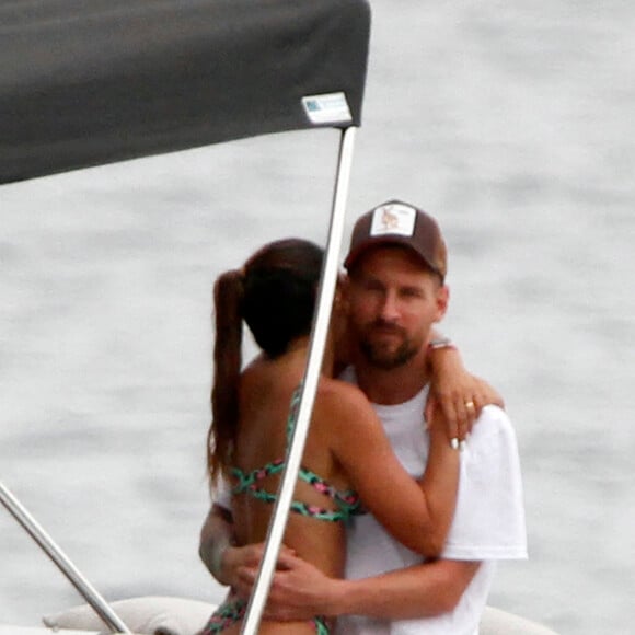 Lionel Messi, sa femme Antonela et leurs enfants se détendent sur un yacht avec Cesc Fabregas, sa femme Daniella et leurs enfants à Ibiza le 21 juin 2022.