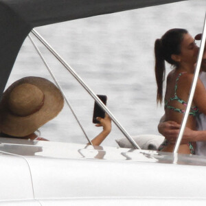 Lionel Messi, sa femme Antonela et leurs enfants se détendent sur un yacht avec Cesc Fabregas, sa femme Daniella et leurs enfants à Ibiza le 21 juin 2022.