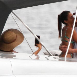 Lionel Messi, sa femme Antonela et leurs enfants se détendent sur un yacht avec Cesc Fabregas, sa femme Daniella et leurs enfants à Ibiza le 21 juin 2022.