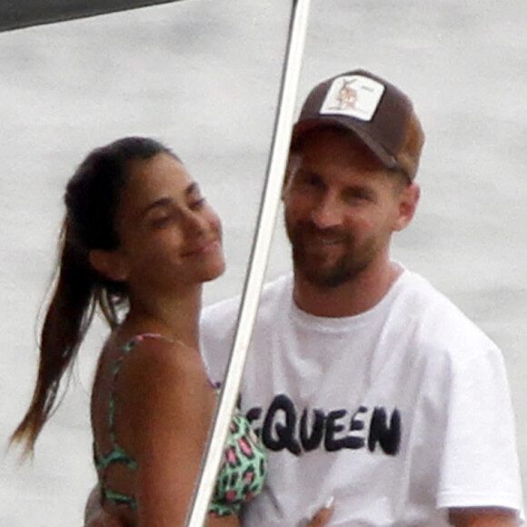 Lionel Messi, sa femme Antonela et leurs enfants se détendent sur un yacht avec Cesc Fabregas, sa femme Daniella et leurs enfants à Ibiza.