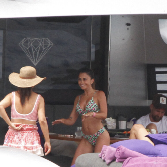 Lionel Messi, sa femme Antonela et leurs enfants se détendent sur un yacht avec Cesc Fabregas, sa femme Daniella et leurs enfants à Ibiza le 21 juin 2022.