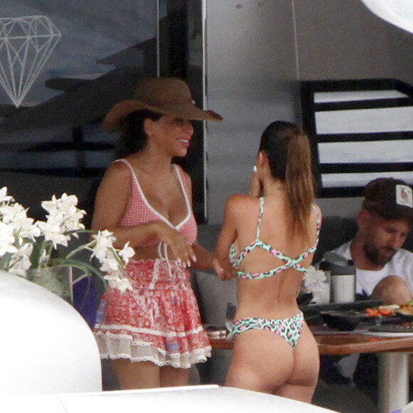 Lionel Messi, sa femme Antonela et leurs enfants se détendent sur un yacht avec Cesc Fabregas, sa femme Daniella et leurs enfants à Ibiza le 21 juin 2022.