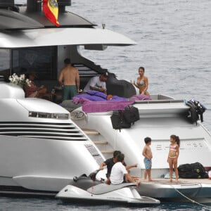 Lionel Messi, sa femme Antonela et leurs enfants se détendent sur un yacht avec Cesc Fabregas, sa femme Daniella et leurs enfants à Ibiza le 21 juin 2022.