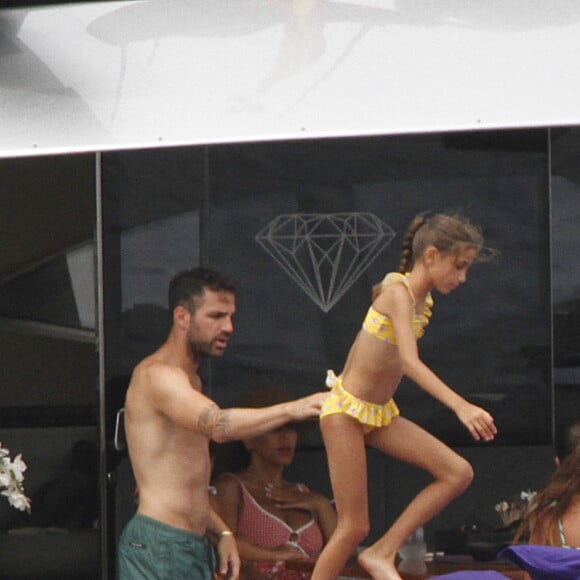 Lionel Messi, sa femme Antonela et leurs enfants se détendent sur un yacht avec Cesc Fabregas, sa femme Daniella et leurs enfants à Ibiza le 21 juin 2022.