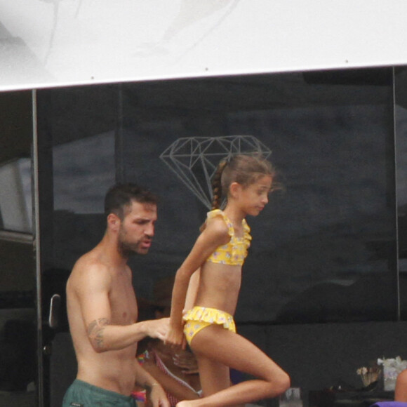 Lionel Messi, sa femme Antonela et leurs enfants se détendent sur un yacht avec Cesc Fabregas, sa femme Daniella et leurs enfants à Ibiza le 21 juin 2022.