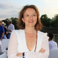 Anne Roumanoff : Rayonnante en robe blanche courte, elle retrouve Tex et Valérie Damidot pour un défi estival