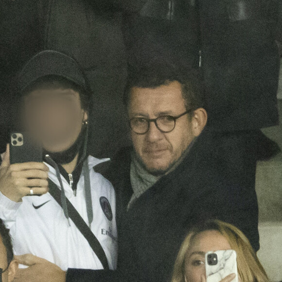 Dany Boon et ses fils Mehdi Boon et Eytan Boon - Dany Boon et ses fils assistent à la huitième de finale aller de la Ligue des champions entre le PSG et le Real Madrid au Parc des Princes à Paris le 15 février 20222.