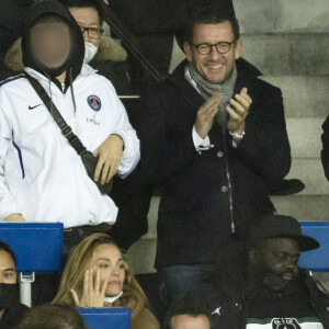 Dany Boon et ses fils Mehdi Boon et Eytan Boon - Dany Boon et ses fils assistent à la huitième de finale aller de la Ligue des champions entre le PSG et le Real Madrid au Parc des Princes à Paris le 15 février 20222.