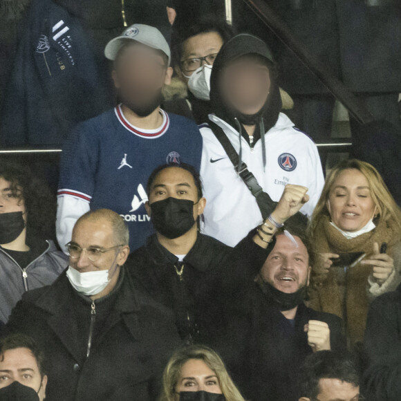 Dany Boon et ses fils Mehdi Boon et Eytan Boon - Dany Boon et ses fils assistent à la huitième de finale aller de la Ligue des champions entre le PSG et le Real Madrid au Parc des Princes à Paris le 15 février 20222.