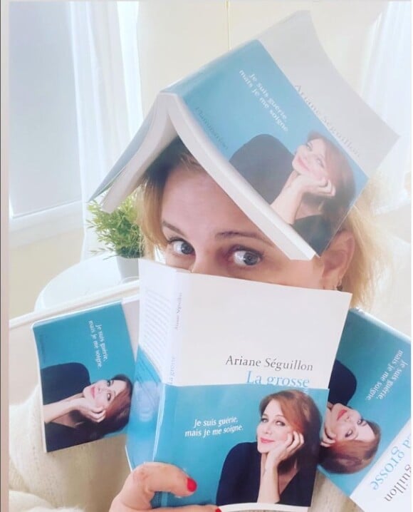 Ariane Séguillon et son livre "La grosse" sur Instagram. Le 12 avril 2022.
