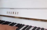 Slimane avec sa fille au piano, juin 2022.