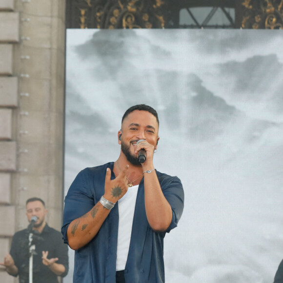 Exclusif - Slimane - Concert RFM Music Show sur le parvis de l'Hôtel de Ville de Levallois Perret. Le 18 juin 2022. Le show sera diffusé le 23 juin, à 21h15 sur C8 et en simultané sur RFM ! © Christophe Clovis / Bestimage 