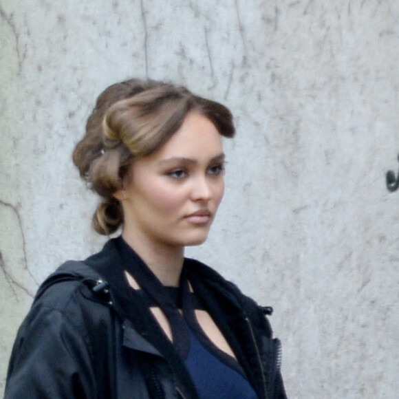 Exclusif - Lily-Rose Depp est sur le tournage de la série HBO "The Idol" à Los Angeles le 15 février 2022. 