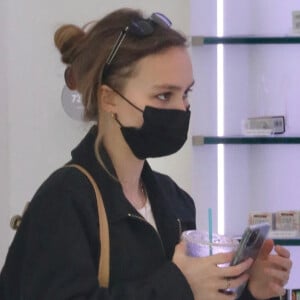 Exclusif - Lily-Rose Depp est sortie faire des achats à Studio City le 16 janvier 2022 