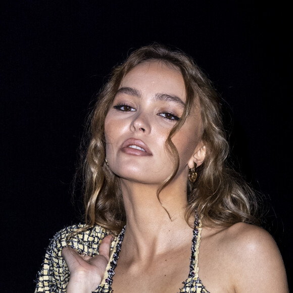 Lily-Rose Depp au front row du défilé de mode Chanel lors de la Fashion Week printemps/été 2022 à Paris, France, le 5 octobre 2021. © Olivier Borde/Bestimage 