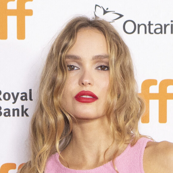 Lily-Rose Depp lors du photocall du film "Silent Night" au Festival du film de Toronto (TIFF) le 16 septembre 2021. 