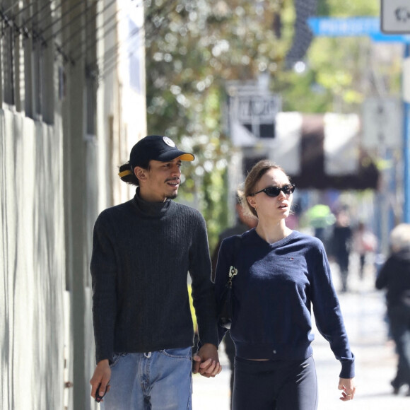 Exclusif - Lily-Rose Depp et son nouveau compagnon Yassine Stein vont prendre leur petit-déjeuner à West Hollywood le 7 mars 2022. 