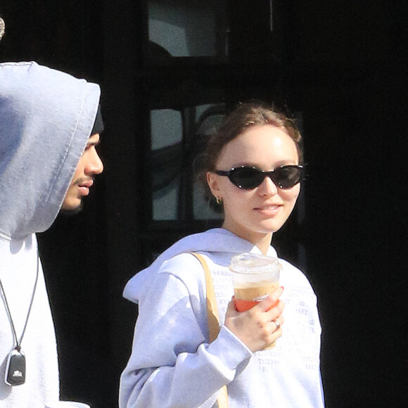 Lily Rose Depp et son compagnon Yassine Stein sont allés prendre un café à emporter dans les rues de Los Angeles. Le 1er avril 2022 