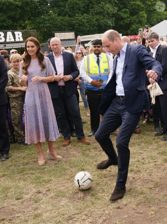 Le prince William, duc de Cambridge, et Catherine (Kate) Middleton, duchesse de Cambridge, lors d'une visite à la toute première journée du comté de Cambridgeshire à l'hippodrome July à Newmarket, Royaume Uni, le 23 juin 2022. 