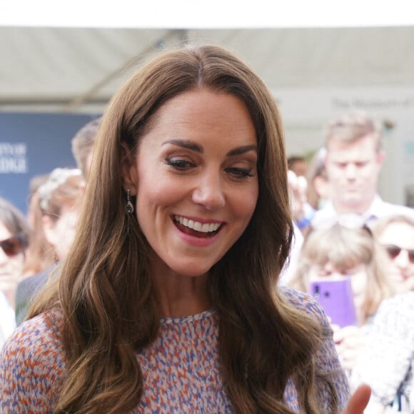 Catherine (Kate) Middleton, duchesse de Cambridge, lors d'une visite à la toute première journée du comté de Cambridgeshire à l'hippodrome July à Newmarket, Royaume Uni, le 23 juin 2022. 