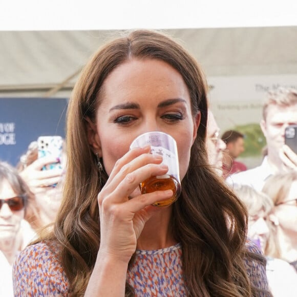 Catherine (Kate) Middleton, duchesse de Cambridge, lors d'une visite à la toute première journée du comté de Cambridgeshire à l'hippodrome July à Newmarket, Royaume Uni, le 23 juin 2022. 