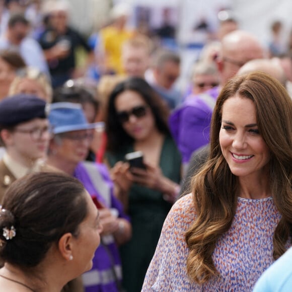 Catherine (Kate) Middleton, duchesse de Cambridge, lors d'une visite à la toute première journée du comté de Cambridgeshire à l'hippodrome July à Newmarket, Royaume Uni, le 23 juin 2022. 