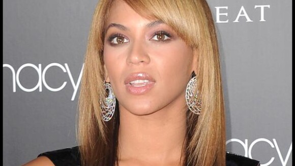 Beyoncé : pour la promo de son parfum, elle mise tout... sur son énorme décolleté !