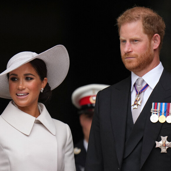 Le prince Harry, duc de Sussex, et Meghan Markle, duchesse de Sussex à la sortie de la messe du jubilé, célébrée à la cathédrale Saint-Paul de Londres, Royaume Uni, le 3 juin 2022. 