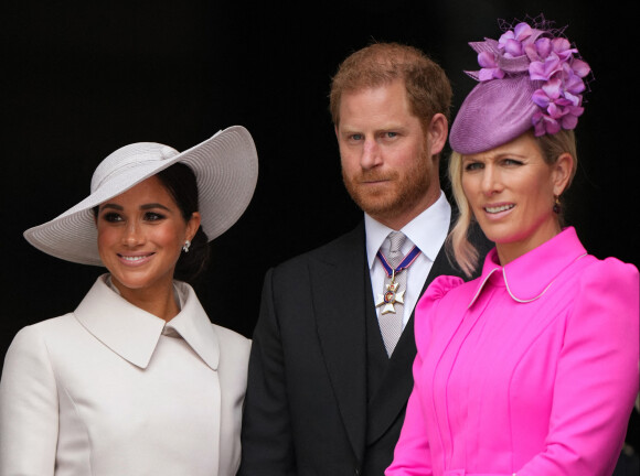 Le prince Harry, duc de Sussex, Meghan Markle, duchesse de Sussex, et Zara Phillips (Zara Tindall) à la sortie de la messe du jubilé, célébrée à la cathédrale Saint-Paul de Londres, Royaume Uni, le 3 juin 2022. 