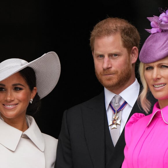 Le prince Harry, duc de Sussex, Meghan Markle, duchesse de Sussex, et Zara Phillips (Zara Tindall) à la sortie de la messe du jubilé, célébrée à la cathédrale Saint-Paul de Londres, Royaume Uni, le 3 juin 2022. 