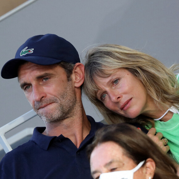 Karin Viard et son compagnon Manuel Herrero dans les tribunes des Internationaux de France de Roland Garros à Paris. © Dominique Jacovides / Bestimage 