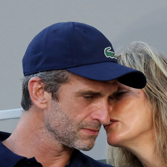 Karin Viard et son compagnon Manuel Herrero dans les tribunes des Internationaux de France de Roland Garros à Paris le 11 juin 2021. © Dominique Jacovides / Bestimage