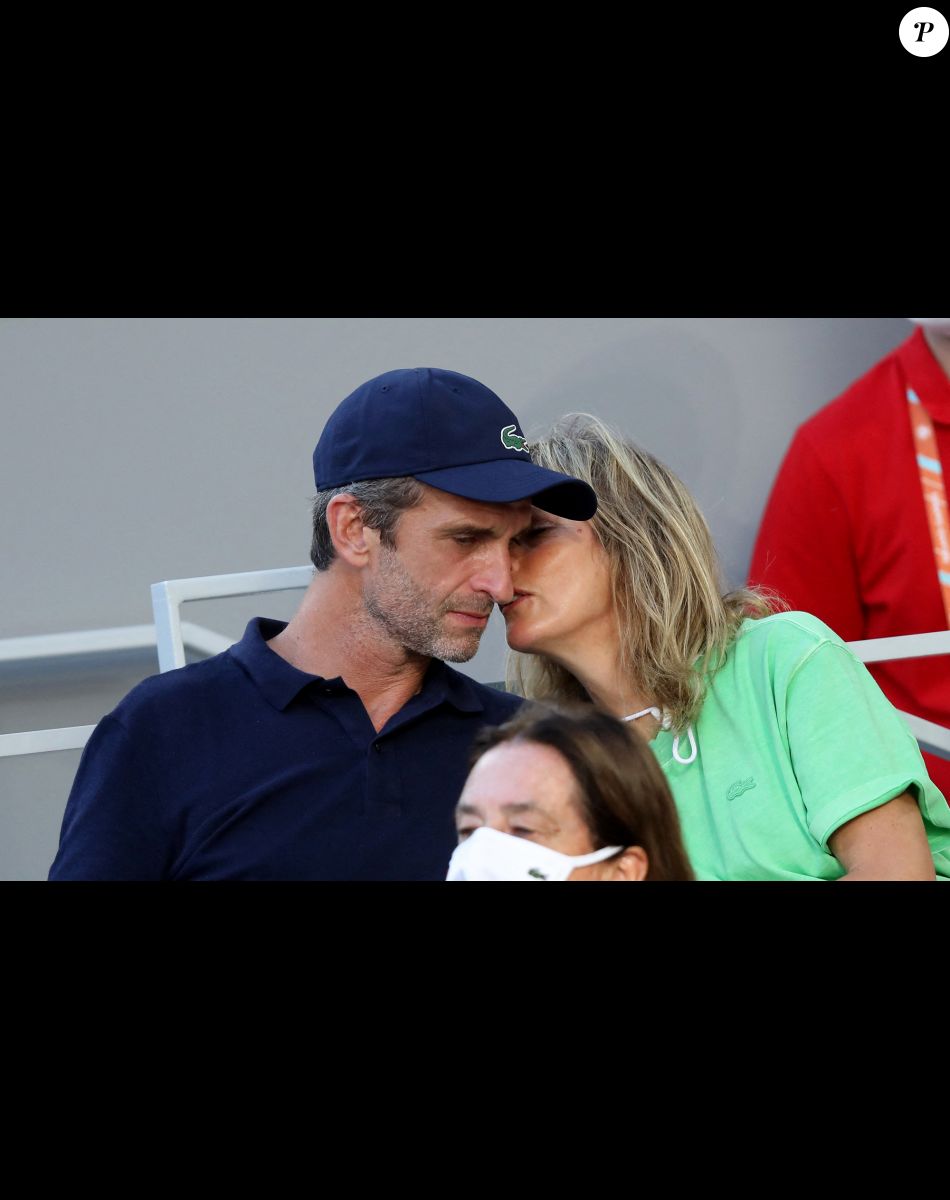 Karin Viard et son compagnon Manuel Herrero dans les tribunes des Internationaux de France de Roland Garros à Paris le 11 juin 2021. © Dominique Jacovides / Bestimage
